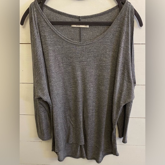 Abercrombie & Fitch Women’s Medium Gray Scoop Neck Cold Shoulder Long Sleeve Top - Picture 4 of 14